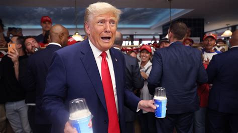 Trump hands out Blizzards at Iowa Dairy Queen during campaign。